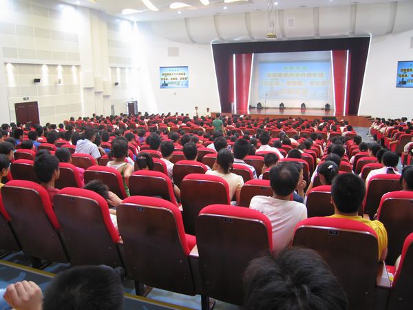 慶祝建黨八十八周年“應(yīng)危機(jī)、講奉獻(xiàn)、求發(fā)展”演講比賽